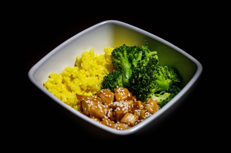Teriyaki csirke, párolt brokkolival és kurkumás rizzsel